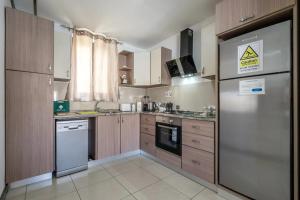 Cucina o angolo cottura di Modern apt Kalkara seafront!