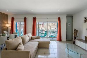 Posezení v ubytování Modern apt Kalkara seafront!