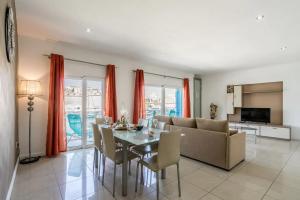 Posezení v ubytování Modern apt Kalkara seafront!