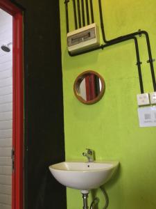 Un baño de Bandung Hostel