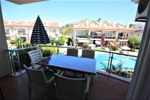 Bazén v ubytování SUNSET BEACH CLUB LEBRENTALS nebo v jeho okolí