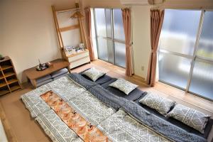 Momoyama-chōにあるU-shuku Kyoto Fushimiの枕2つが備わる客室の大型ベッド1台分です。