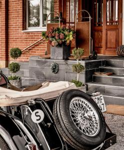 un'auto parcheggiata di fronte a una casa di Villa Brunnby a Mölle