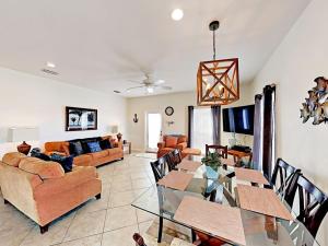 ein Wohnzimmer mit Tisch und Couch in der Unterkunft Bay Dreamin - Gulf Shores,Al in Gulf Shores