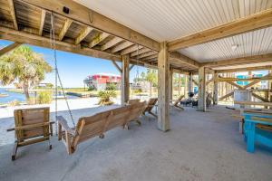 eine Hollywoodschaukel mit Blick auf den Strand in der Unterkunft Bay Dreamin - Gulf Shores,Al in Gulf Shores