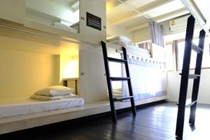 Zimmer mit 2 Etagenbetten und einer Leiter in der Unterkunft 3Howw Hostel @ Sukhumvit 21 in Bangkok