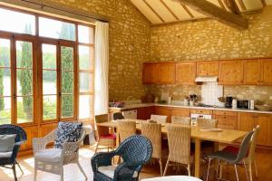 Fotografia z galérie ubytovania La Petite toscane, gîte familial avec piscine et jacuzzi v destinácii Castelnau-de-Montmiral