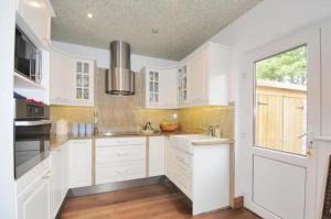 Dapur atau dapur kecil di TJ Homes - Luxury Studio Suite with Garden View - Next to tube station London