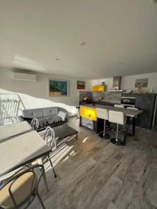 salon z kanapą i stołem w obiekcie La Marina de Lairan 2 chambres terrasse vue Port de Plaisance w mieście Le Grau-du-Roi