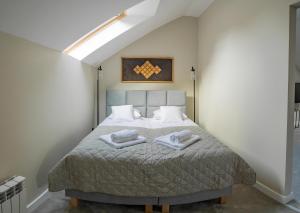 Un dormitorio con una cama con dos toallas encima. en Stylove Apartamenty, en Ustrzyki Dolne