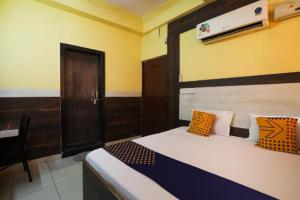 Säng eller sängar i ett rum på Hotel Aditya Palace By WB Inn