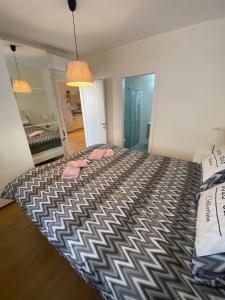 een slaapkamer met een groot bed en roze slippers. bij Michael's Boutique Apartment in Netanya