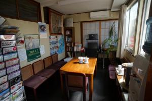 Reštaurácia alebo iné gastronomické zariadenie v ubytovaní Ryokan Katsutaro