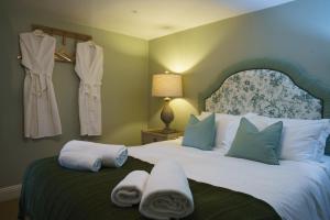 ein Schlafzimmer mit einem Bett mit Handtüchern darauf in der Unterkunft Gardeners Cottage, Wynyard Hall in Grindon