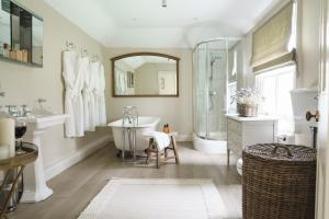 ein Badezimmer mit Badewanne, Waschbecken und Dusche in der Unterkunft Gardeners Cottage, Wynyard Hall in Grindon + 74 Fotos
