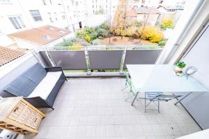 - Balcón con mesa y sillas en un edificio en Charming T2 (44M2) bright with Terrace en Villeurbanne