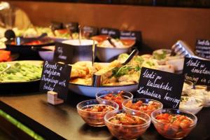 un buffet avec de nombreux types de nourriture sur une table dans l'établissement Hotel Artus - Old Town, à Gdańsk