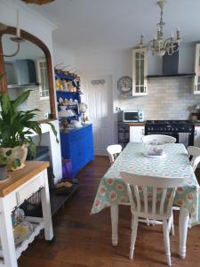 uma cozinha com mesa e cadeiras num quarto em Private room near Roath Lake/Park em Cardiff