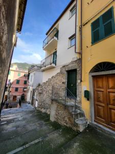 an alley in a city with a building at Puppo Apartments in Corniglia