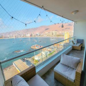 a balcony with a view of the water at Hermosa vista Iquique in Iquique