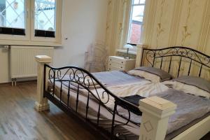 sypialnia z łóżkiem z czarnym metalem i 2 poduszkami w obiekcie Erdgeschoss Wohnung mit Garten w mieście Scharbeutz
