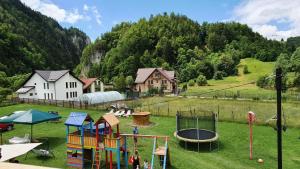 - une aire de jeux pour enfants dans l'établissement Casa Petruta Dambovicioara, à Podu Dîmboviţei