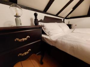 1 dormitorio con 1 cama y vestidor con lámpara en Hilltop House. en Erdut