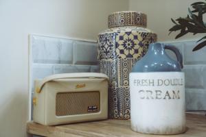 a table with a microwave and a vase and a radio at Dukeswood Cottage, Wynyard Hall in Grindon