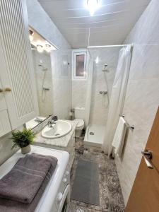 Bed&BCN Forum في سان أدريان دي بيزوس: حمام أبيض مع حوض ومرحاض