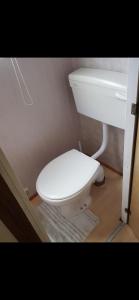 W pokoju znajduje się łazienka z białą toaletą. w obiekcie 3 bed caravan skegness ingoldmells 137 Sealands w mieście Ingoldmells