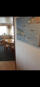 Pokój ze stołem i jadalnią ze zdjęciem na ścianie w obiekcie 3 bed caravan skegness ingoldmells 137 Sealands w mieście Ingoldmells