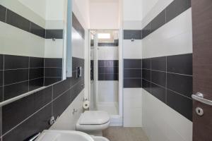 uma casa de banho com um WC, um lavatório e um chuveiro em House Calabernardo Sea Beach - Sicilia Vacanza em Calabernardo