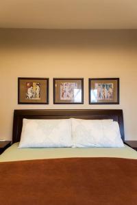 A bed or beds in a room at 7 SENCES!!