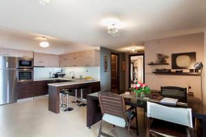 A kitchen or kitchenette at 7 SENCES!!