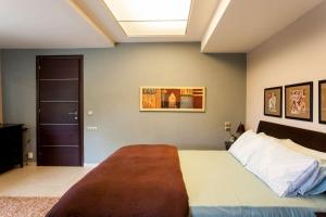 A bed or beds in a room at 7 SENCES!!