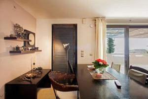 A seating area at 7 SENCES!!