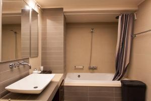 A bathroom at 7 SENCES!! Még 37 kép