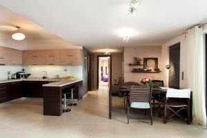 A kitchen or kitchenette at 7 SENCES!!