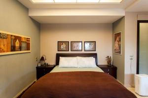 A bed or beds in a room at 7 SENCES!!