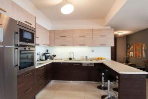 A kitchen or kitchenette at 7 SENCES!!