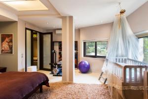 A bed or beds in a room at 7 SENCES!!