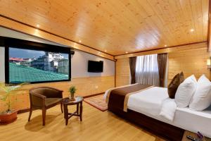 Tādong的住宿－Sumi Shangrila Deorali Gangtok，一间卧室设有一张床和一个大窗户