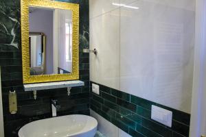 A bathroom at Lion Luxury rooms