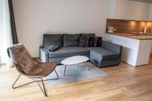 ein Wohnzimmer mit einem Sofa und einem Tisch in der Unterkunft Veranda Appartement Wohlfühl in Gries im Sellrain