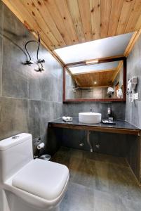 Łazienka z białą toaletą i umywalką w obiekcie Sumi Shangrila Deorali Gangtok w mieście Tādong
