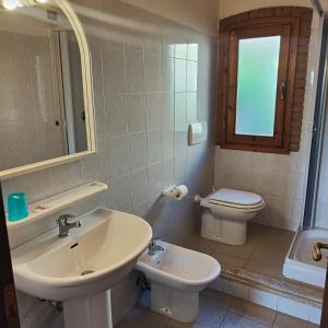 a bathroom with a sink and a toilet at Agriturismo Manetti in Montespertoli