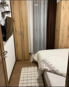 ein Schlafzimmer mit einem Bett und einem TV in der Unterkunft D-moll Divcibare in Divčibare