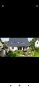 ein Haus mit Solarzellen auf dem Dach in der Unterkunft Dachgeschosswohnung Scharbeutz mit Garten in Scharbeutz