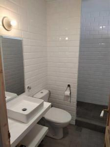 ein weißes Bad mit einem WC und einem Waschbecken in der Unterkunft Apartamento de diseño cerca de tren, playa y BCN in Masnou