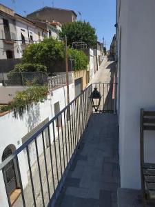 einen Balkon mit Straßenblick in der Unterkunft Apartamento de diseño cerca de tren, playa y BCN in Masnou